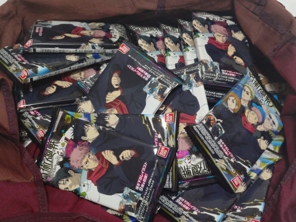 トートバッグにランダムに詰め込まれた呪術廻戦ウエハース6のパッケージ。購入直後の様子を撮影。