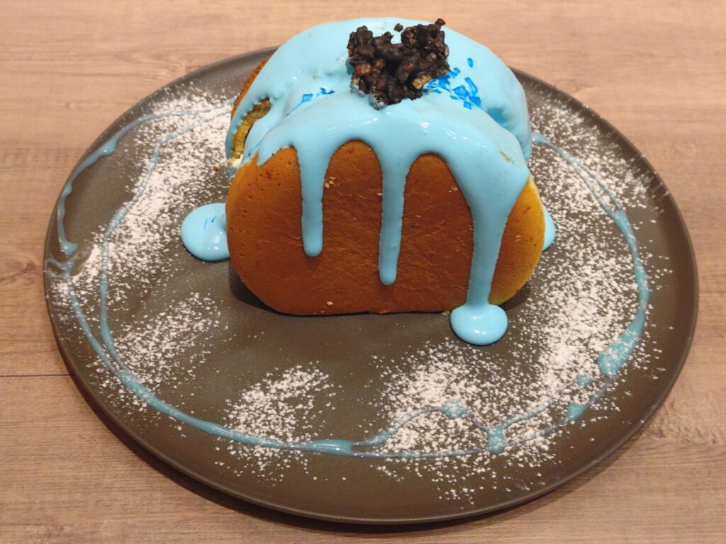 呪術廻戦カフェ2025渋谷事変の五条悟メニュー、『無下限呪術』パンケーキ。五条の無下限呪術をイメージしたマスカルポーネクリーム風味のパンケーキで、淡い色合いが印象的なスイーツ。