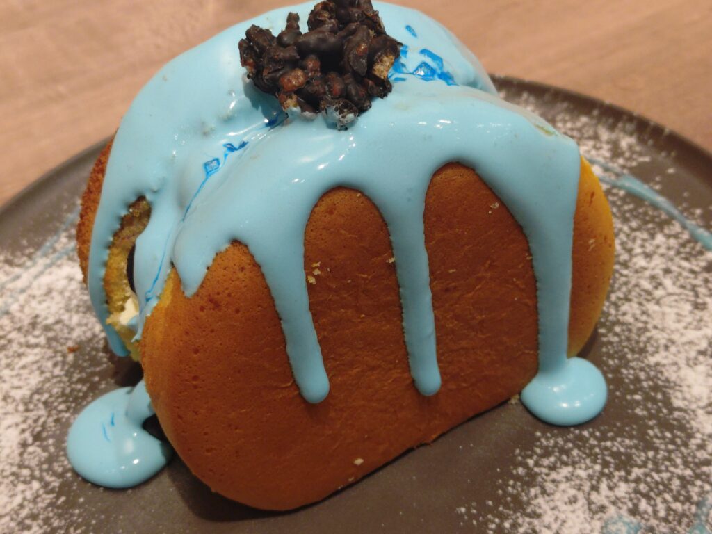 呪術廻戦カフェ2025渋谷事変の五条悟メニュー、『無下限呪術』パンケーキ。五条の無下限呪術をイメージしたマスカルポーネクリーム風味のパンケーキで、淡い色合いが印象的なスイーツ。