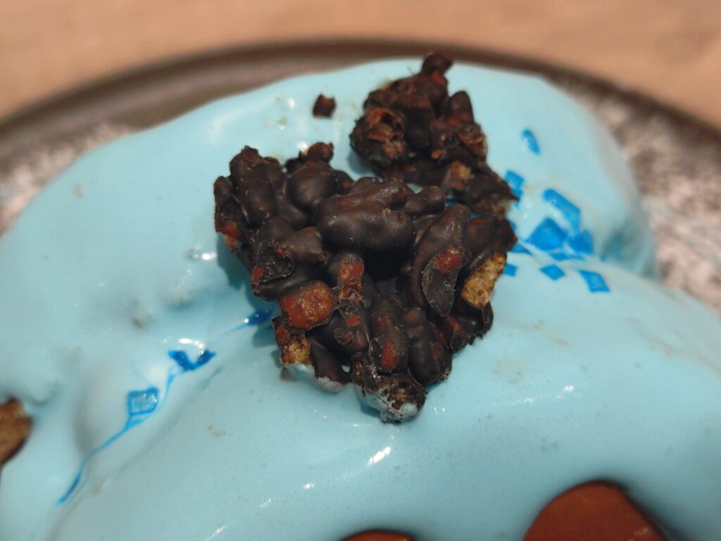 呪術廻戦カフェ2025渋谷事変の五条悟メニュー、『無下限呪術』パンケーキ。五条の無下限呪術をイメージしたマスカルポーネクリーム風味のパンケーキで、淡い色合いが印象的なスイーツ。