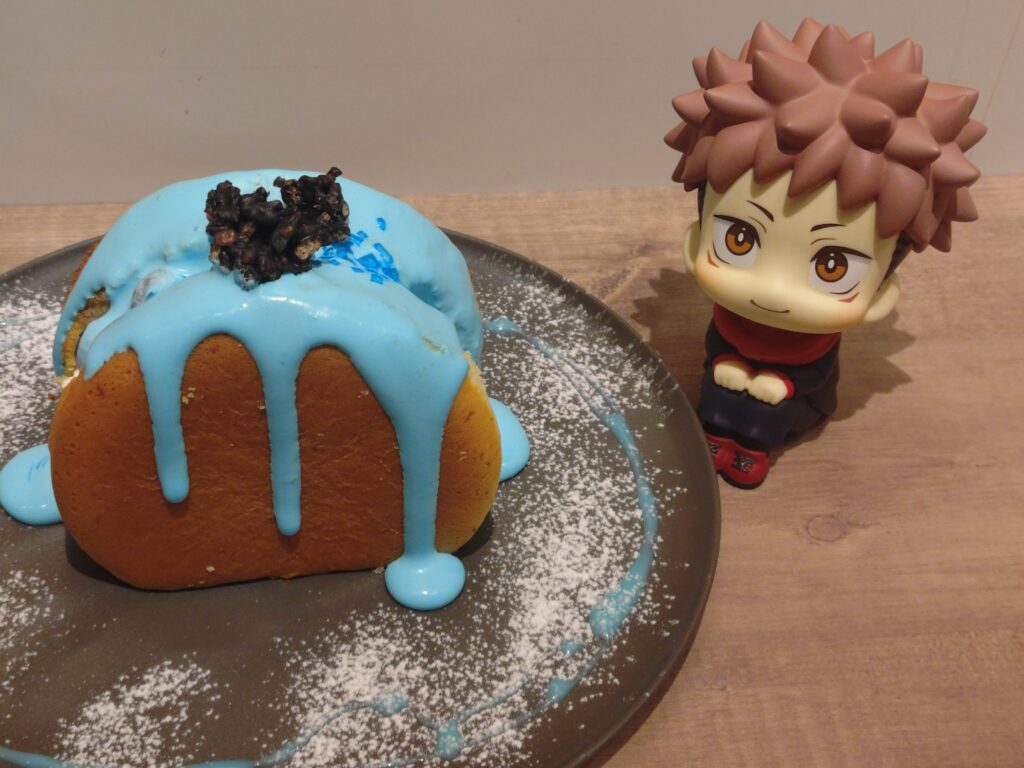 呪術廻戦カフェ2025渋谷事変の五条悟メニュー、『無下限呪術』パンケーキ。五条の無下限呪術をイメージしたマスカルポーネクリーム風味のパンケーキで、淡い色合いが印象的なスイーツ。