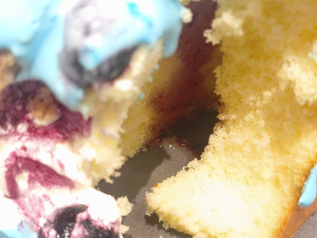 呪術廻戦カフェ2025渋谷事変の五条悟メニュー、『無下限呪術』パンケーキ。五条の無下限呪術をイメージしたマスカルポーネクリーム風味のパンケーキで、淡い色合いが印象的なスイーツ。