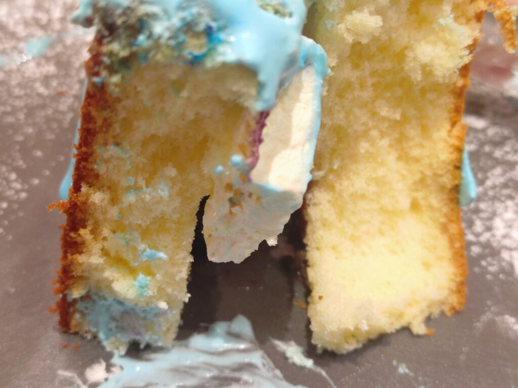 呪術廻戦カフェ2025渋谷事変の五条悟メニュー、『無下限呪術』パンケーキ。五条の無下限呪術をイメージしたマスカルポーネクリーム風味のパンケーキで、淡い色合いが印象的なスイーツ。