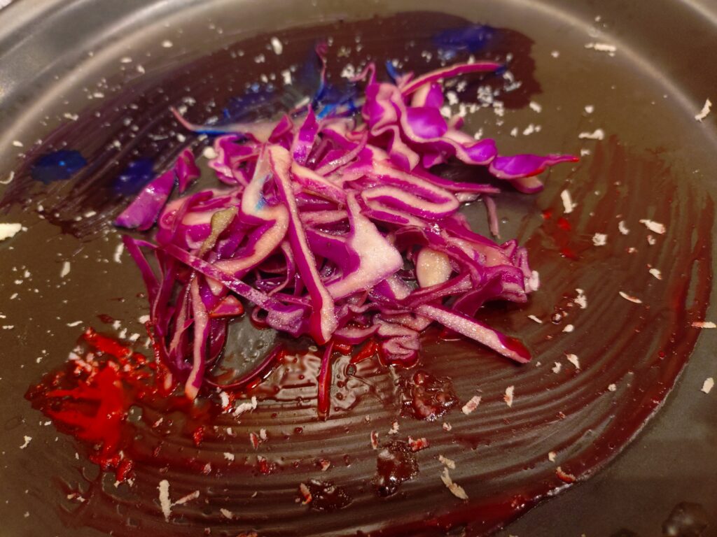 呪術廻戦カフェ2025渋谷事変の五条悟メニュー、西京『最強』味噌サンド。現代最強の術師・五条悟をイメージした西京味噌ソースのポークサンドウィッチで、『蒼』と『赫』を表現したマヨネーズソースが添えられている。