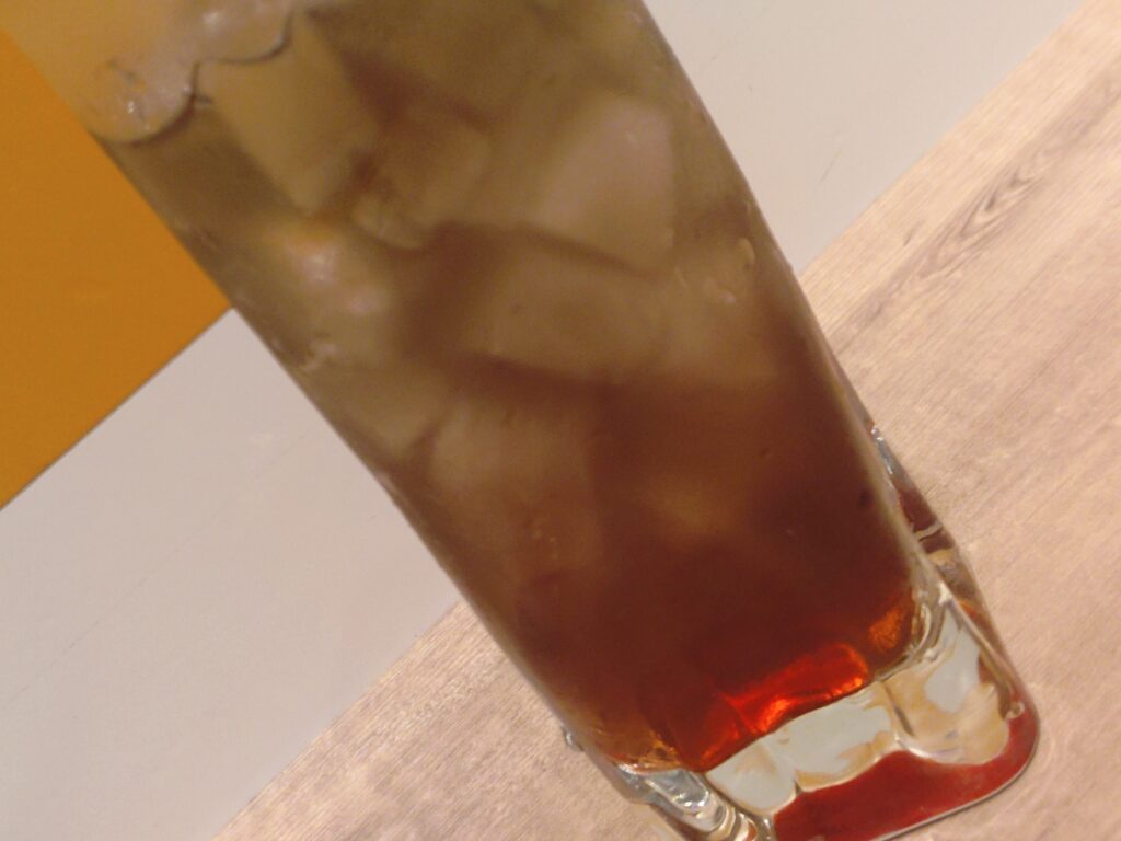 呪術廻戦カフェ2025渋谷事変の五条悟メニュー、ザクロ＆ライチドリンク。五条悟をイメージしたザクロとライチ風味の炭酸ソーダで、透明感ある見た目が特徴。