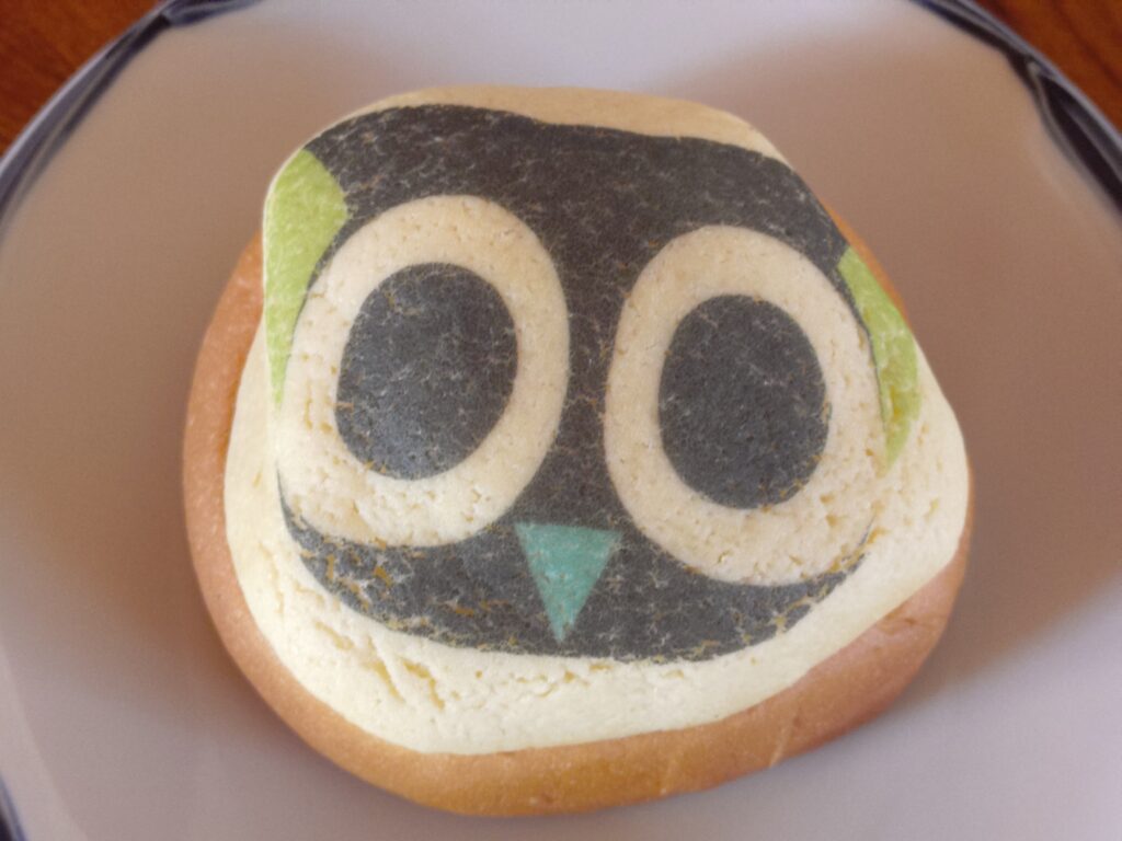 109シネマズで販売された羅小黒戦記2コラボ「シャオヘイパン」を写した写真。