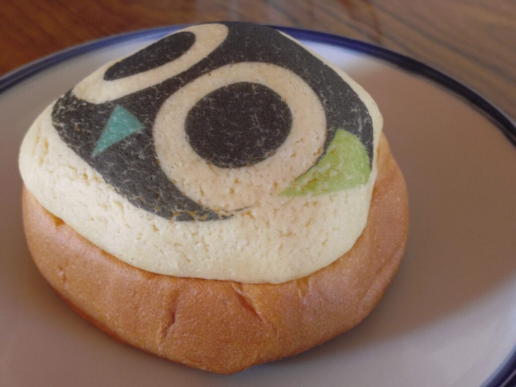 109シネマズで販売された羅小黒戦記2コラボ「シャオヘイパン」を写した写真。