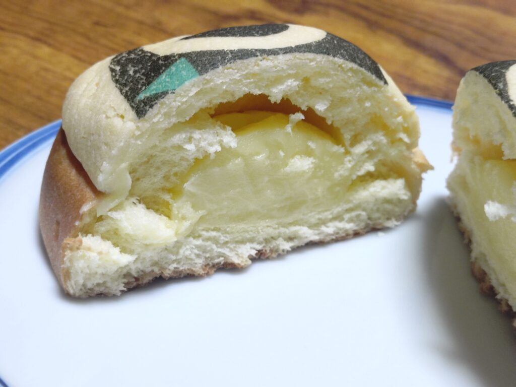 羅小黒戦記2と109シネマズのコラボ商品「シャオヘイパン」を半分にカットした断面写真。生地の食感や中身がわかるように撮影されている。