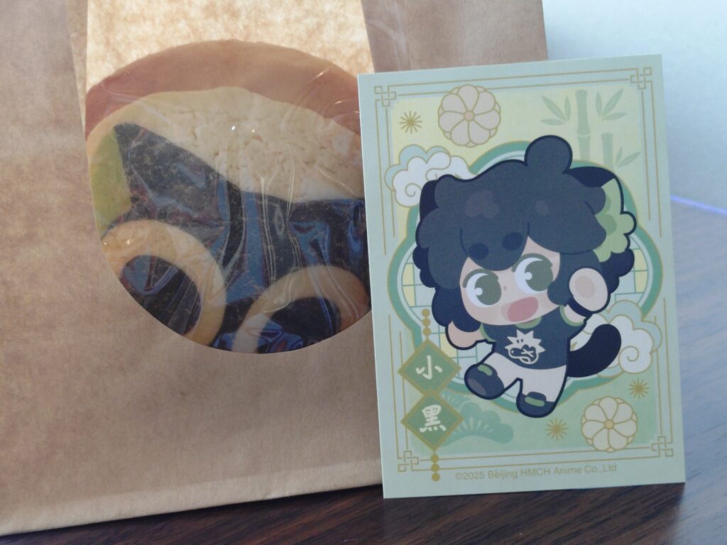 羅小黒戦記2と109シネマズのコラボ商品「シャオヘイパン」と、おまけのデフォルメシャオヘイカードを並べて撮影した写真。