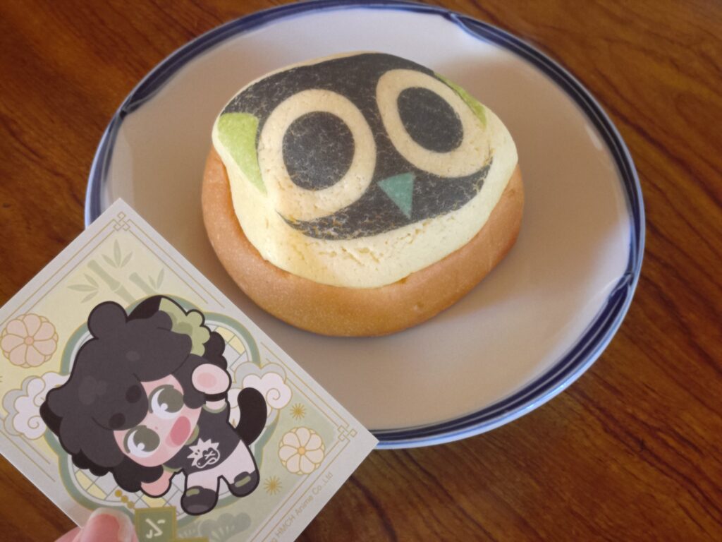 羅小黒戦記2と109シネマズのコラボ商品「シャオヘイパン」と、おまけのデフォルメシャオヘイカードを並べて撮影した写真。