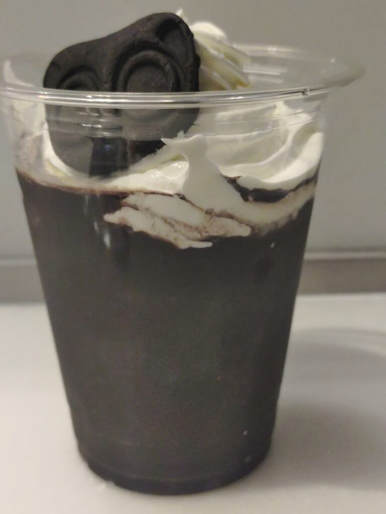 羅小黒戦記2とミッドランドスクエアシネマのコラボ商品、ブラックココアドリンクの単品写真。