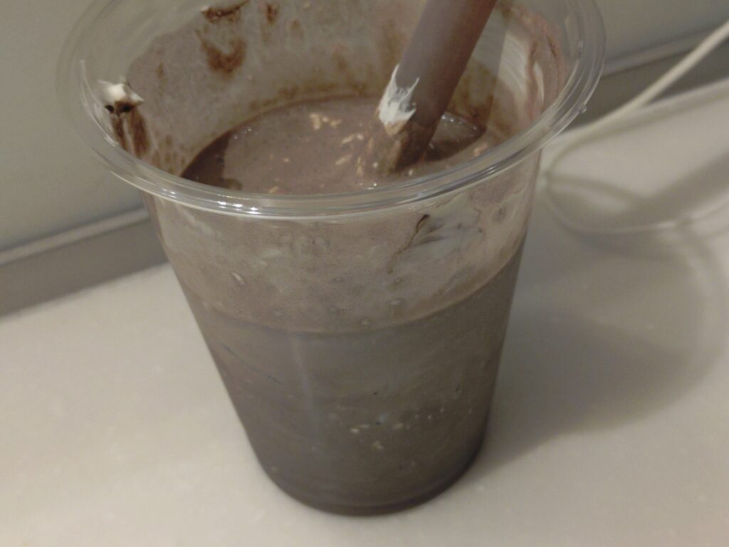 羅小黒戦記2とミッドランドスクエアシネマのコラボ商品、ブラックココアドリンクを混ぜた後の単品写真。