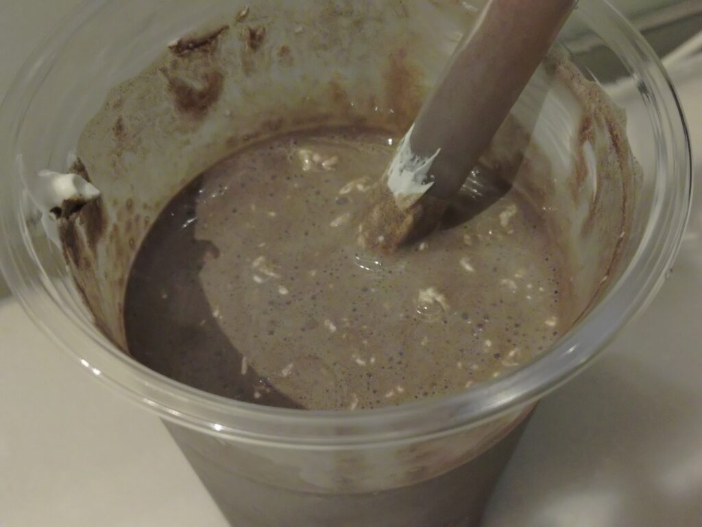 羅小黒戦記2とミッドランドスクエアシネマのコラボ商品、ブラックココアドリンクを混ぜた後の単品写真。