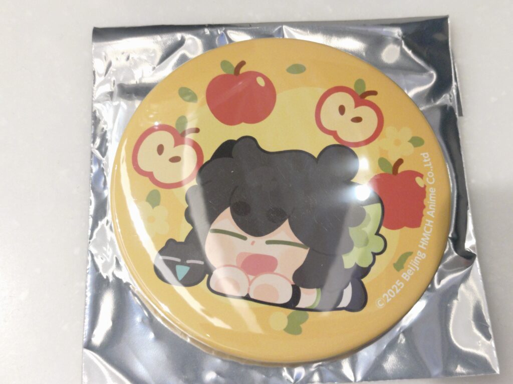 羅小黒戦記2とミッドランドスクエアシネマのコラボ特典、シャオヘイとヘイショが描かれた缶ミラーの単品写真。