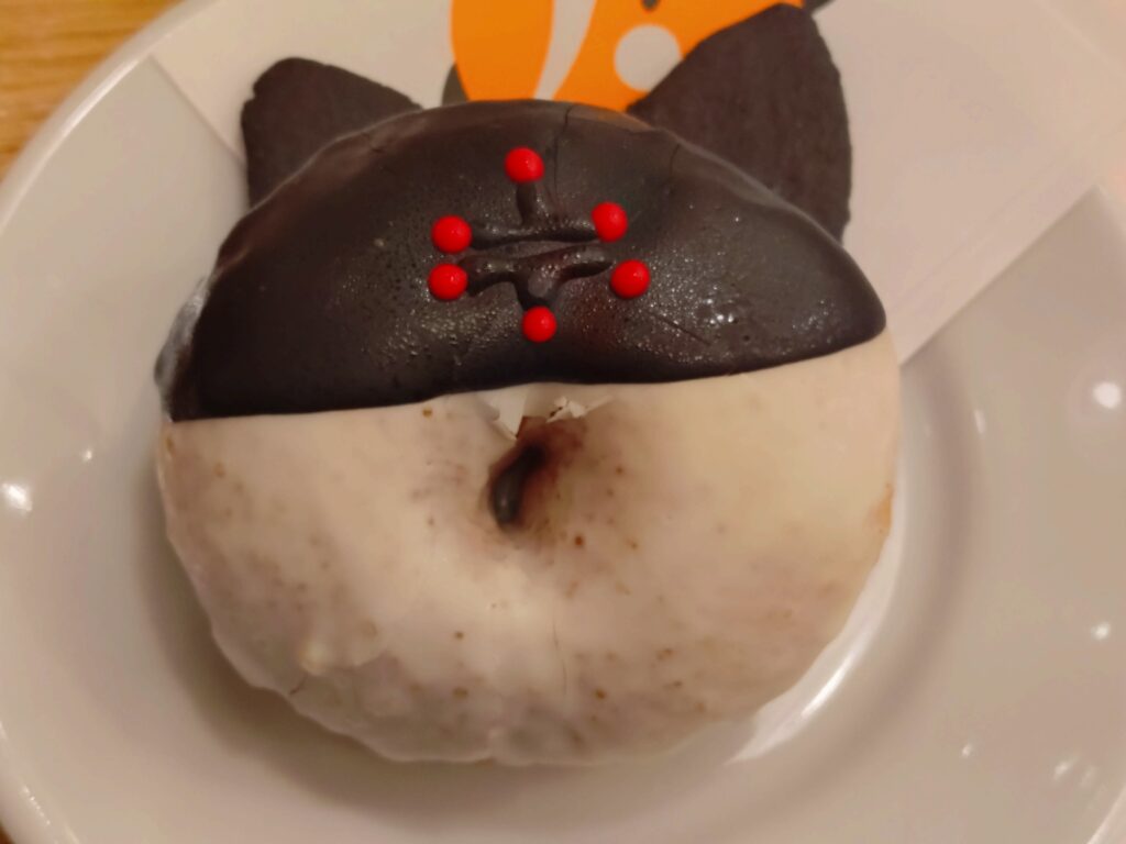 MIDLAND CINEMA DONUTS FACTORYの呪術廻戦コラボ。伏黒恵をイメージしたデザインのコラボドーナツ単品写真。