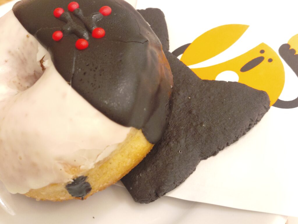 MIDLAND CINEMA DONUTS FACTORYの呪術廻戦コラボ。伏黒恵をイメージしたデザインのコラボドーナツ単品写真。