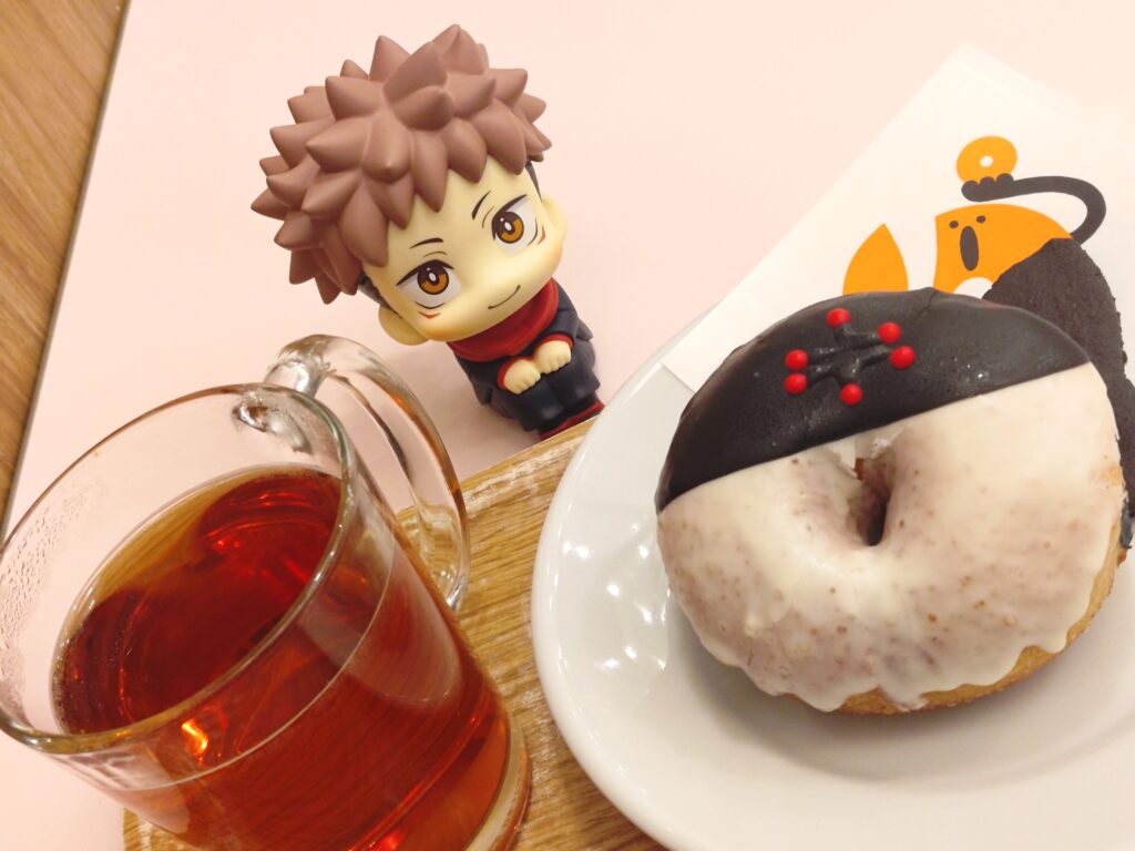 MIDLAND CINEMA DONUTS FACTORYの呪術廻戦コラボ。伏黒恵モチーフのドーナツと、るかっぷ虎杖のフィギュアを並べた写真。