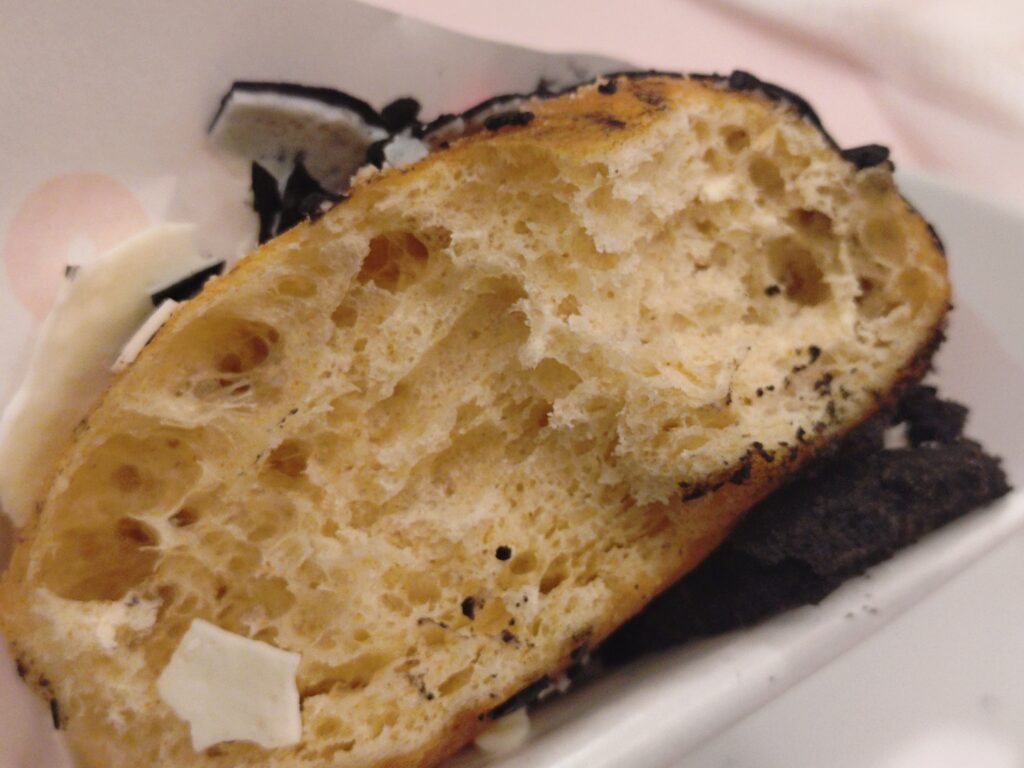 伏黒恵モチーフのコラボドーナツを割った断面写真。生地の様子がわかる。