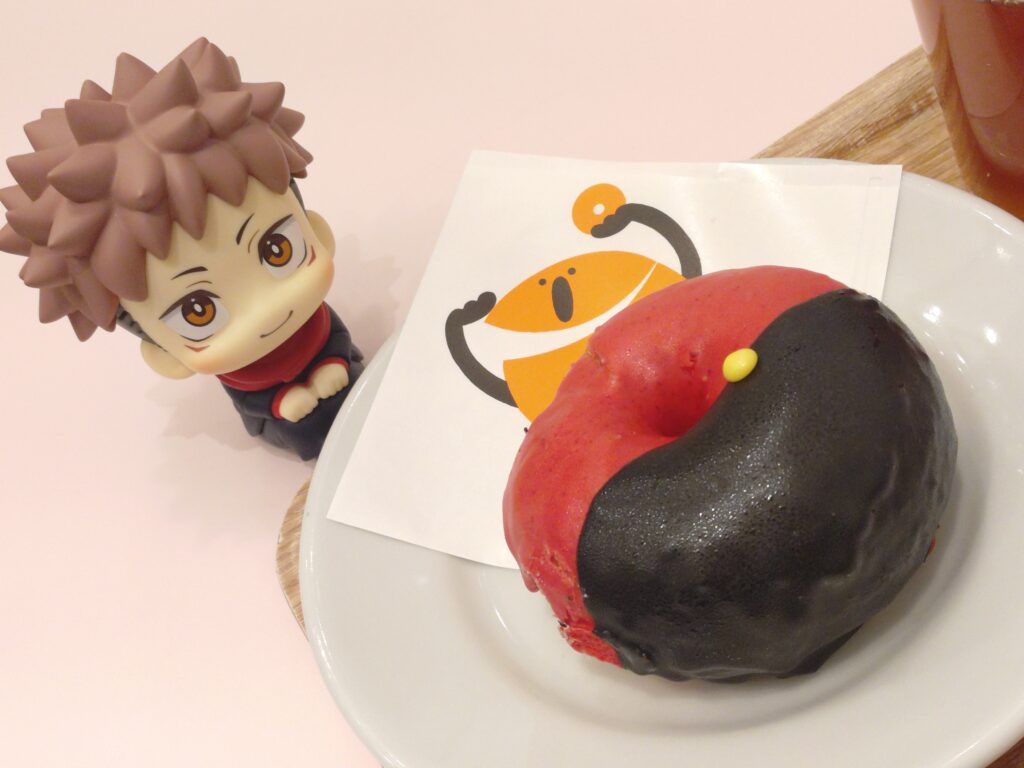 MIDLAND CINEMA DONUTS FACTORYの呪術廻戦コラボ。虎杖悠仁モチーフのドーナツと、るかっぷ虎杖のフィギュアを並べた写真。