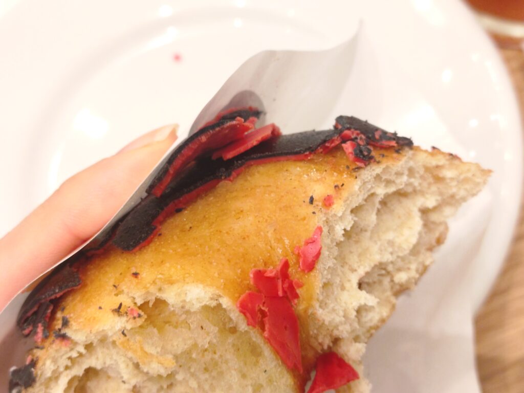 虎杖悠仁モチーフのコラボドーナツを半分に割った断面写真。生地の様子がわかる。