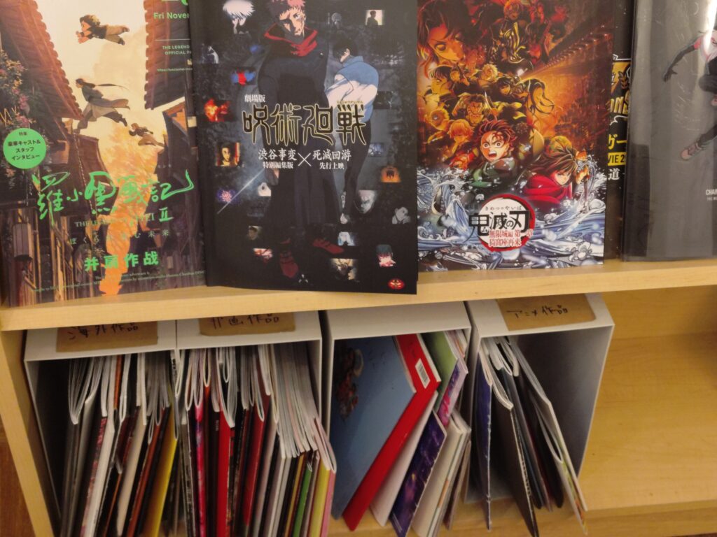 MIDLAND CINEMA DONUTS FACTORY店内に置かれた映画のパンフレット。