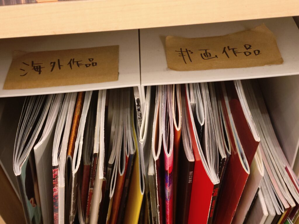 MIDLAND CINEMA DONUTS FACTORY店内に置かれた映画のパンフレット。