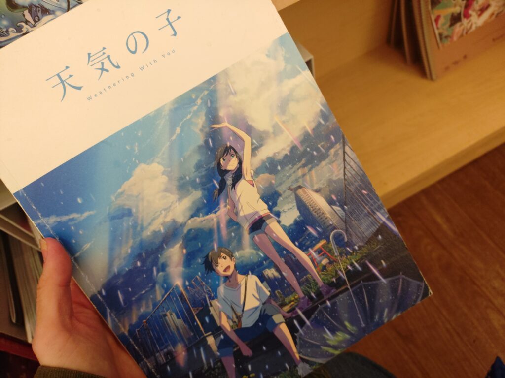 MIDLAND CINEMA DONUTS FACTORY店内に置かれた映画のパンフレット。