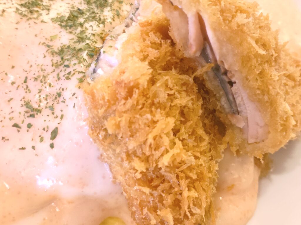 みくるの明太クリームオムライス トッピングの鮭フライの断面図