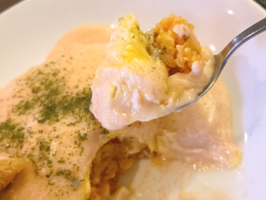 みくるの明太クリームオムライス スプーンに乗ったオムライスと明太クリーム