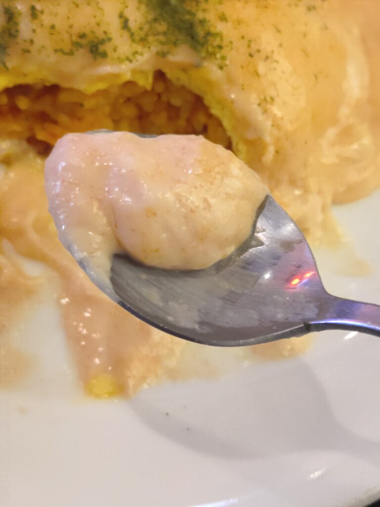 みくるの明太クリームオムライス スプーンに乗った明太クリーム