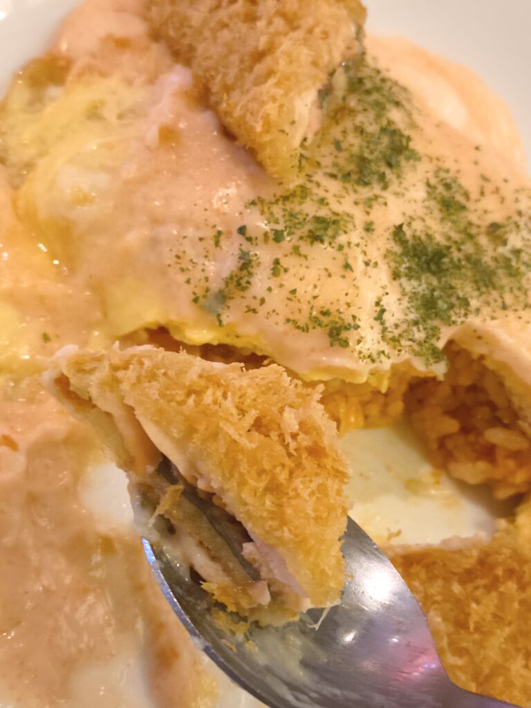 みくるの明太クリームオムライス スプーンに乗った鮭フライ