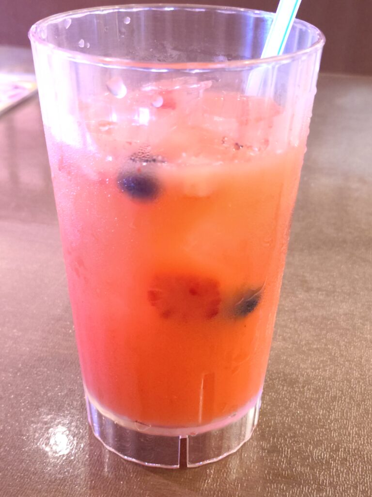 みくるのピンキーウォーター 混ぜた後の真横からの様子