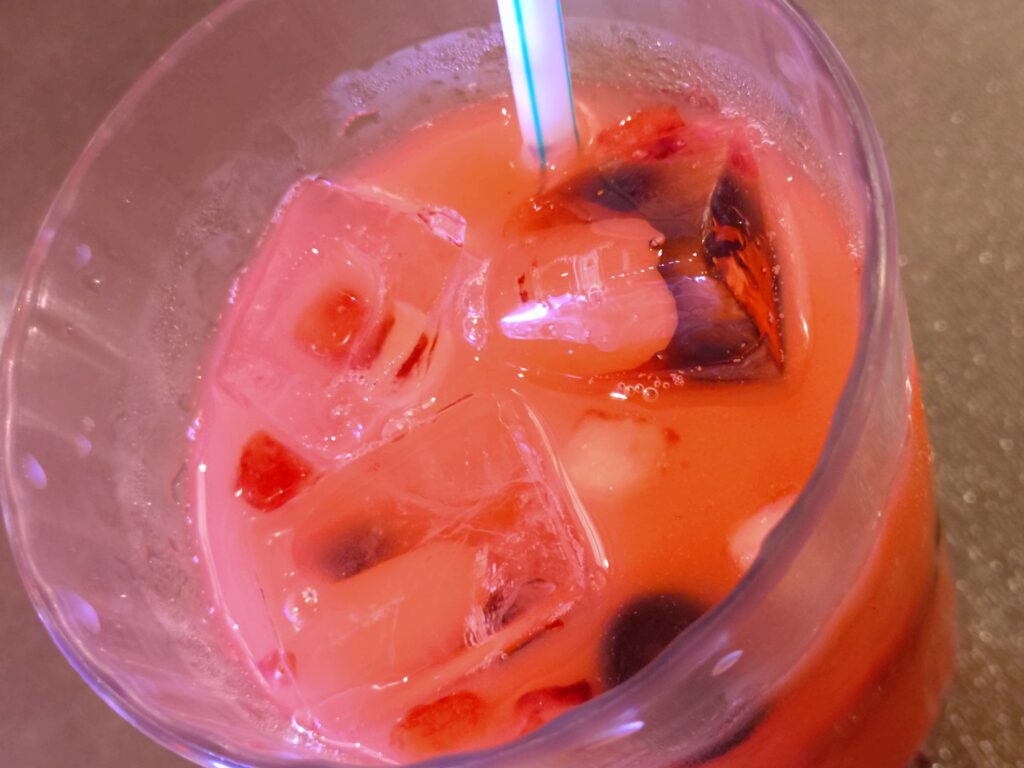 みくるのピンキーウォーター 混ぜた後の上からの様子