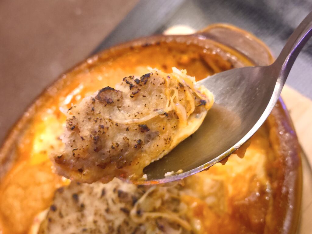 ポチタンの肉球ハンバーグミルクドリア スプーンに乗ったハンバーグ