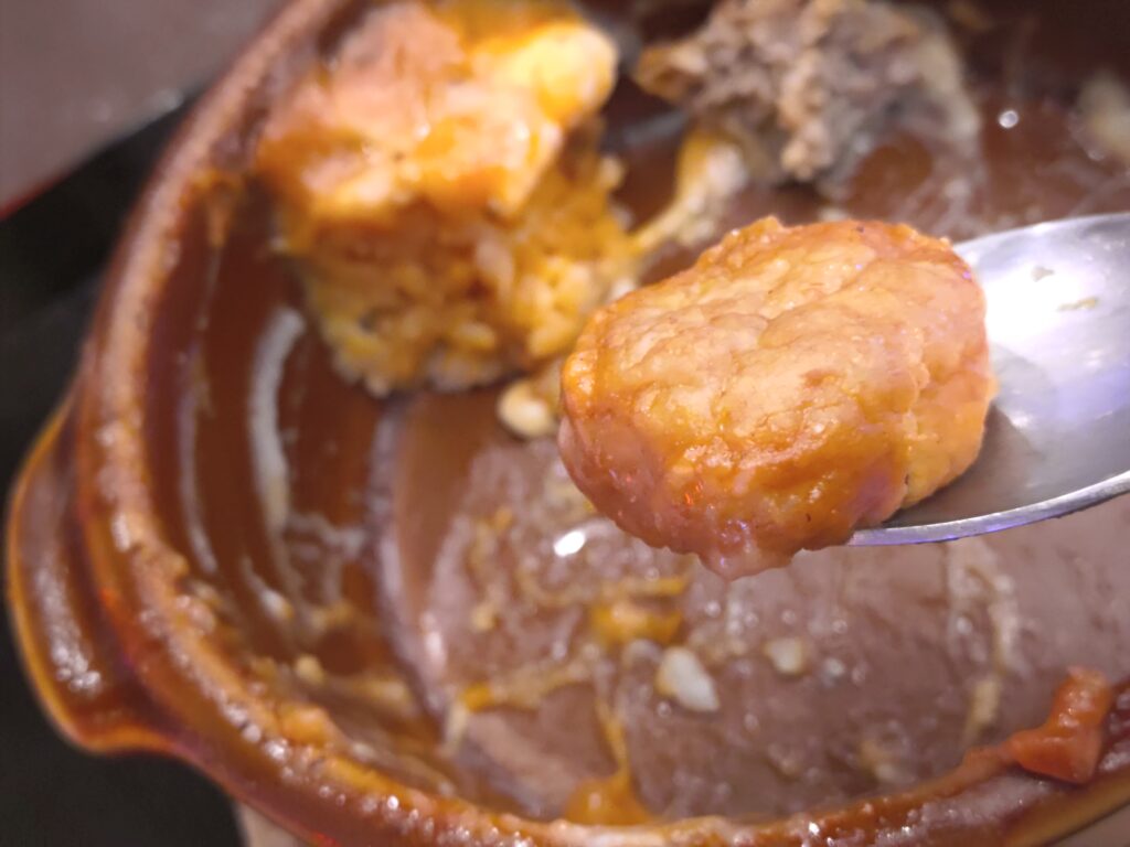 ポチタンの肉球ハンバーグミルクドリア スプーンに乗ったミートボール