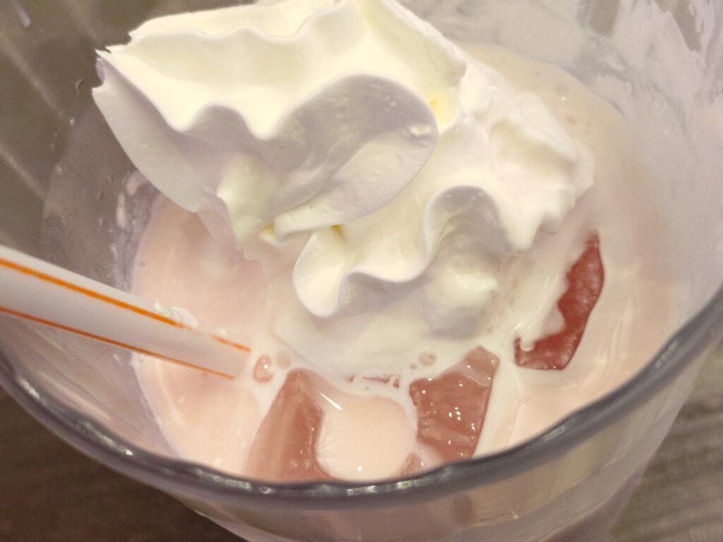 ポチタンのももいろみるく 飲み途中の様子