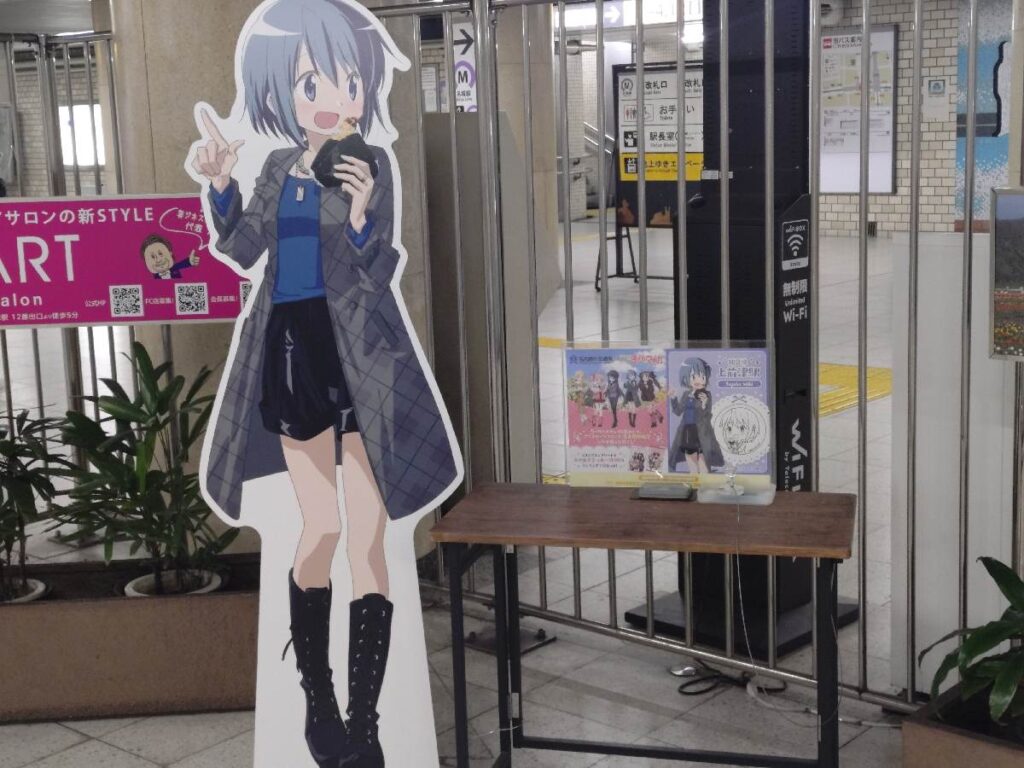 名古屋地下鉄まどマギスタンプラリー 上前津駅 美樹さやかキャラクターパネル スタンプ台