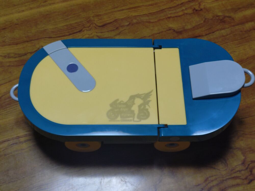 ターボエンジン付きスケートボード型ポップコーンボックスの上からの全体図