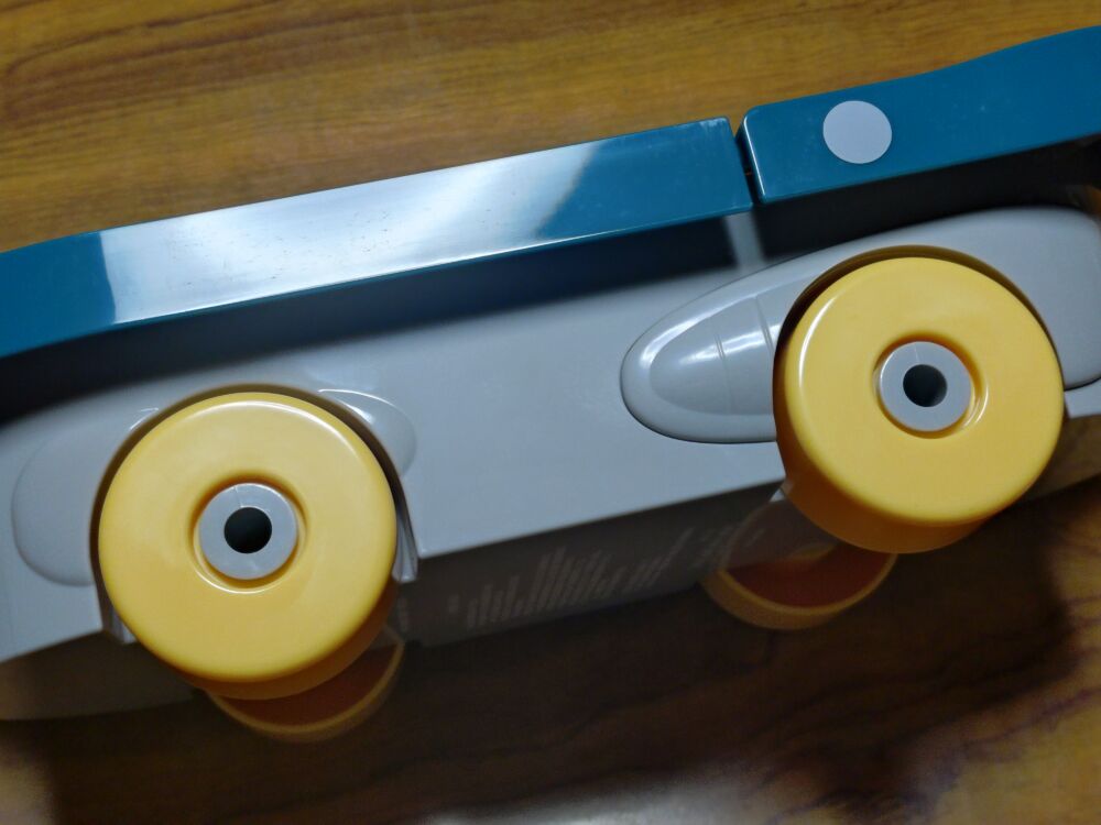 ターボエンジン付きスケートボード型ポップコーンボックスの側面タイヤ部分