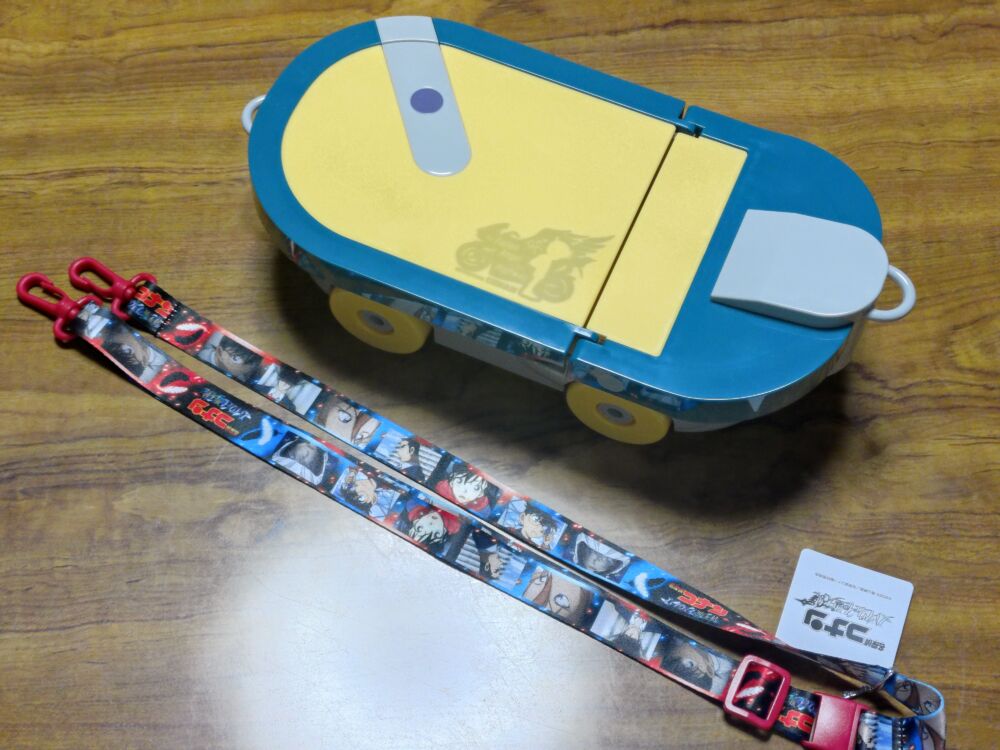 ターボエンジン付きスケートボード型ポップコーンボックスと付属品のストラップ