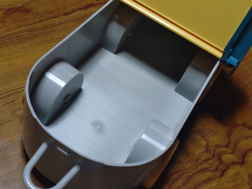 ふたを開けたターボエンジン付きスケートボード型ポップコーンボックス