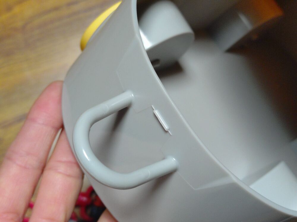 ターボエンジン付きスケートボード型ポップコーンボックスの蓋のツメ部分