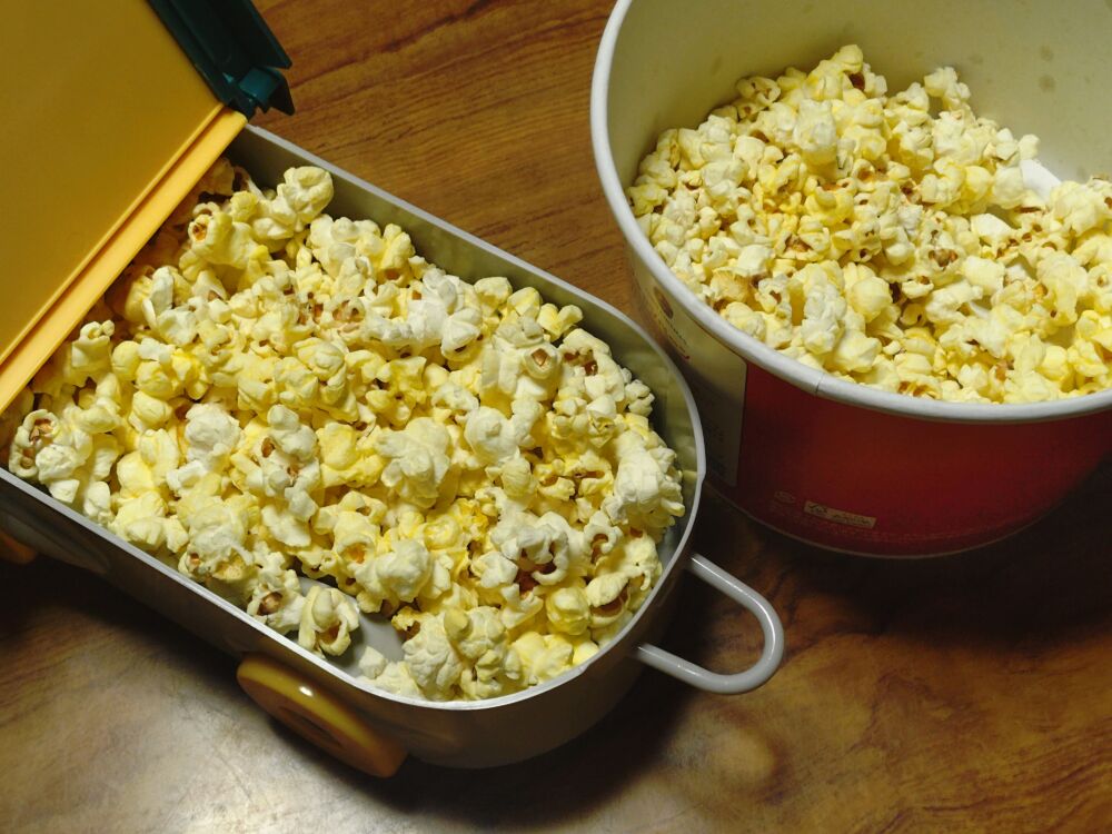 ポップコーンを入れた後のターボエンジン付きスケートボード型ポップコーンボックス