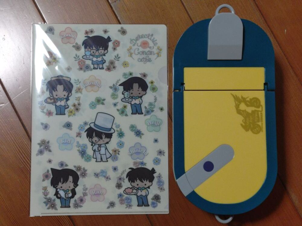 ターボエンジン付きスケートボード型ポップコーンボックスとクリアファイルの比較画像