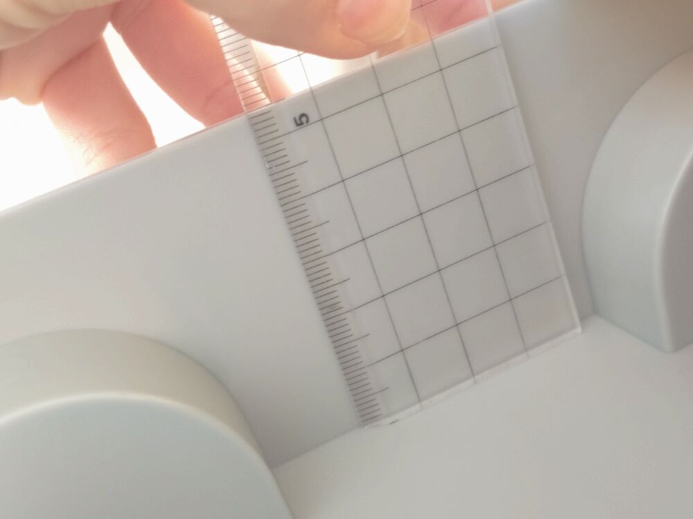 ターボエンジン付きスケートボード型ポップコーンボックスの中身の高さを定規で測っている