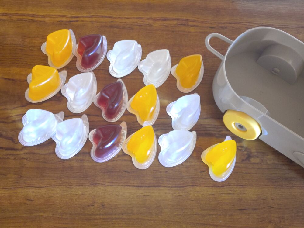 蓋をあけたターボエンジン付きスケートボード型ポップコーンボックスと蒟蒻畑